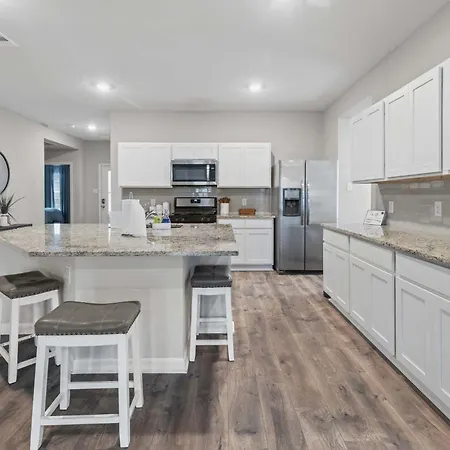 4 Bedroom Home With Hot Tub In Lake Charles La